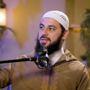 شخص يوزع الطعام على المحتاجين، يرمز إلى الصدقة في رمضان