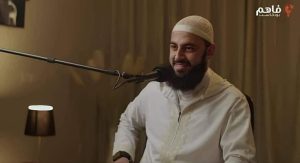 الثلث الأخير من الليل مع خلفية مسجد، وقت مميز للدعاء وقيام الليل