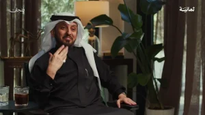 شخص يكتب أهدافه اليومية بجانب المصحف، مع كوب شاي وهدوء المساء.