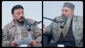 شخص يدعو الله في جو رمضاني