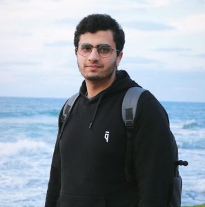 محمد أبو بكر صانع محتوى عربي يقدم أفكارًا حول تطوير الذات والتعلم الذكي واستخدام الذكاء الاصطناعي في الحياة اليومية