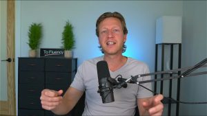 Jack Askew مؤسس قناة To Fluency يشرح درس لغة إنجليزية