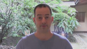 طالب يستمع لمقاطع قناة EnglishAnyone يوميًا لتطوير مهاراته