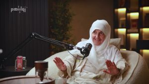 امرأة مسلمة تتعلم القرآن الكريم، تمثل رحلة التحول من الطب إلى الدعوة.