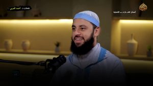 يقرأ القرآن بتركيز في غرفة هادئة خلال العشر الأواخر من رمضان