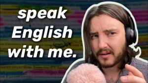 كونور مدرس اللغة الإنجليزية يقدم درسًا بطريقة مبسطة وواضحة