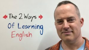 متعلم يكتب ويكرر الجمل من قناة EnglishAnyone لبناء الطلاقة